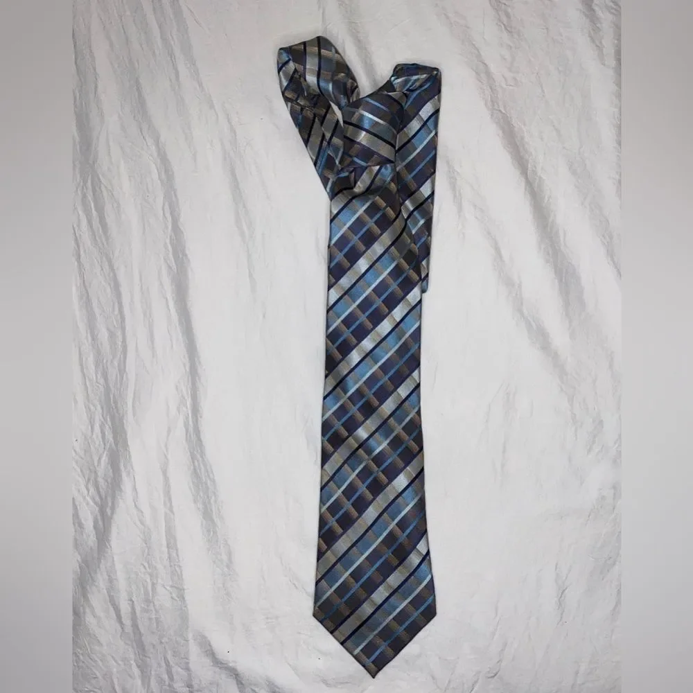 Van Heusen men’s neck Tie Stain resistant handmade 100% silk.